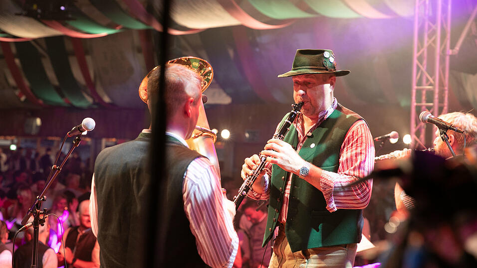 Echte Blasmusikfans lie&szlig;en sich auch den zweiten Auftritt in Folge am Dienstagabend nicht entgehen.