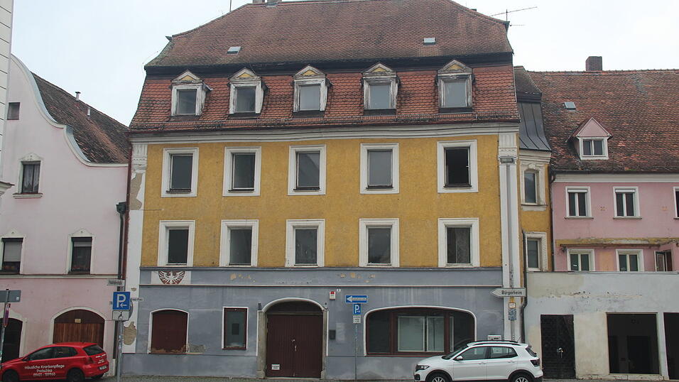 Der Lack ist ab beim ehemaligen Moulin Rouge am Rot-Kreuz-Platz. Jetzt soll das denkmalgeschützte Bürgerhaus saniert und für 18 Wohnungen und eine Gewerbeeinheit genutzt werden. Der Lack ist ab beim ehemaligen Moulin Rouge am Rot-Kreuz-Platz. Jetzt soll das denkmalgeschützte Bürgerhaus saniert und für 18 Wohnungen und eine Gewerbeeinheit genutzt werden.