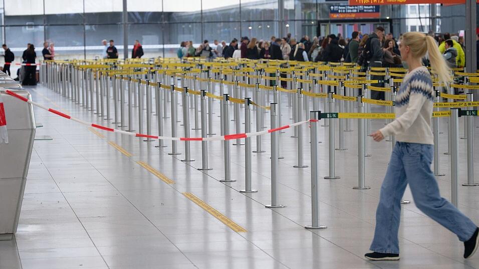 Der Betrieb am Flughafen Köln/Bonn war zeitweilig gestört. Der Betrieb am Flughafen Köln/Bonn war zeitweilig gestört.