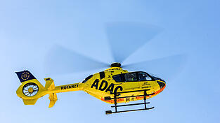Ein Hubschrauber brachte die beiden Personen schwer verletzt in ein Krankenhaus. (Symbolbild) Ein Hubschrauber brachte die beiden Personen schwer verletzt in ein Krankenhaus. (Symbolbild)