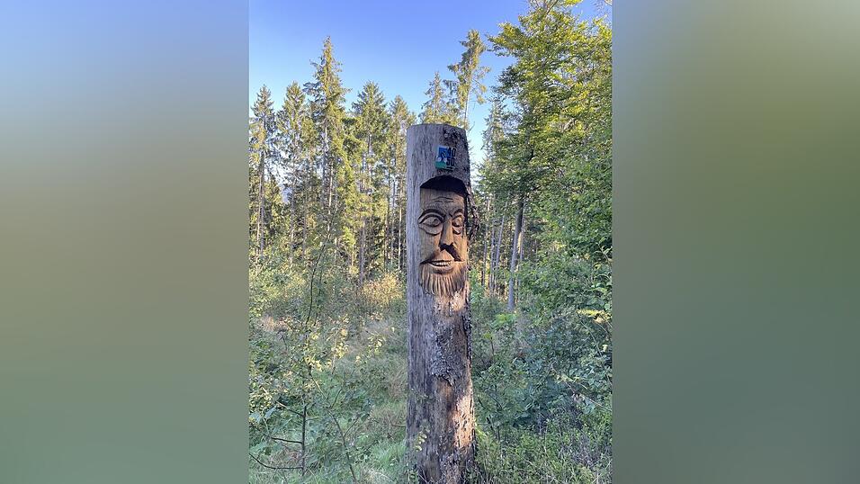 Eine auff&auml;llige Markierung f&uuml;r Radler, in manchen Abschnitten ist die Beschilderung noch ausbaubar.