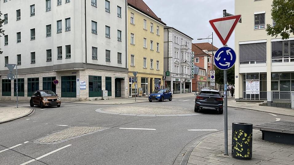 Im Kreisverkehr an der Bahnhofstra&szlig;e/Mittlere Bachstra&szlig;e ereignete sich in der vergangenen Woche der schadenstr&auml;chtige Unfall.