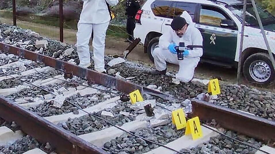 Experten schlie&szlig;en einen Bruch des Gleises als Ursache des schweren Zugungl&uuml;cks in Spanien nicht aus. Bis zu gesicherten Erkenntnissen d&uuml;rfte es aber noch lange dauern.