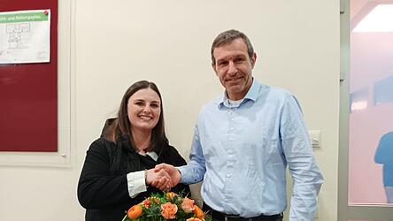 Thomas Reichl gratuliert Monika Obermeier.