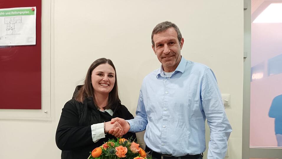 Thomas Reichl gratuliert Monika Obermeier.