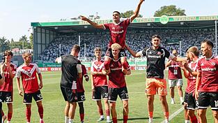 Nürnbergs Fußballer lassen sich nach dem Derbysieg feiern. Nürnbergs Fußballer lassen sich nach dem Derbysieg feiern.