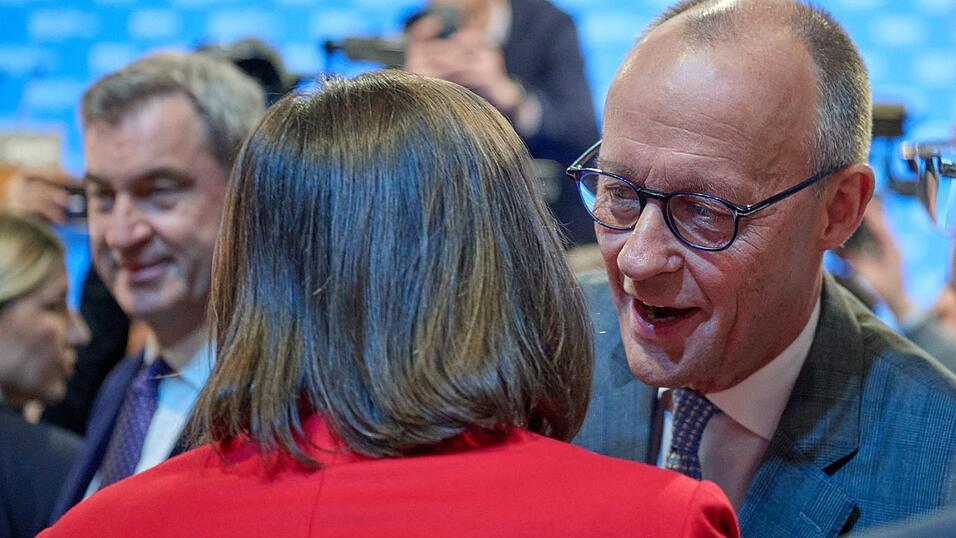 Friedrich Merz begrüßt Ilse Aigner mit Wangenküsschen. Friedrich Merz begrüßt Ilse Aigner mit Wangenküsschen.