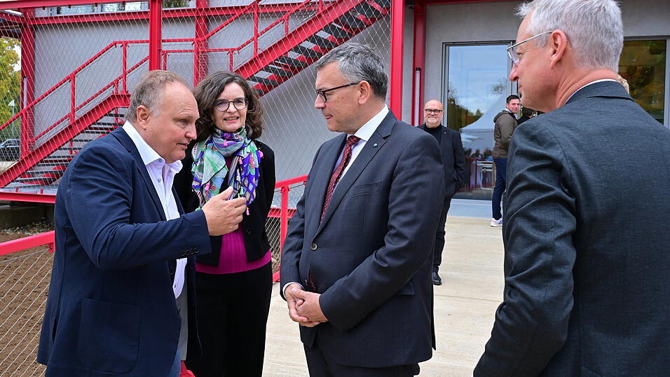 Zahlreiche Gäste aus Politik kamen zum Festakt in die Attenkofer-Akademie. Zahlreiche Gäste aus Politik kamen zum Festakt in die Attenkofer-Akademie.
