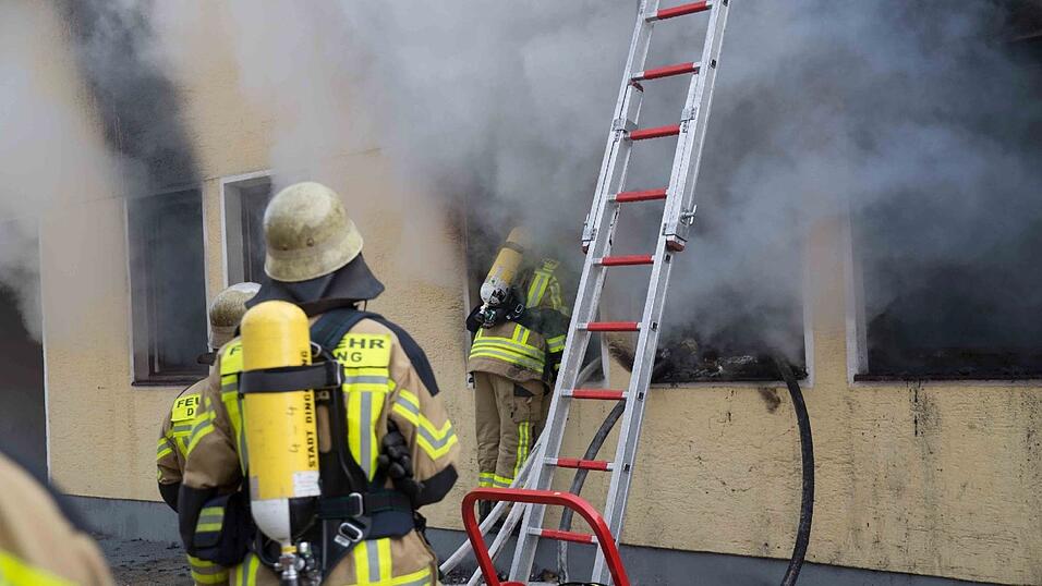 Inmitten dieses brennenden Hauses in der Griesgasse in Dingolfing entdeckte die Feuerwehr die Leiche.