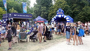 Familien str&ouml;mten am Sonntag zum Regensburger Kinderb&uuml;rgerfest im Stadtpark.