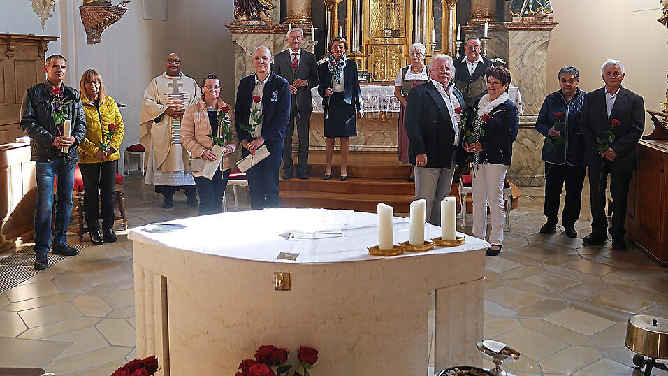 Die Ehejubilare mit dem Priester Die Ehejubilare mit dem Priester