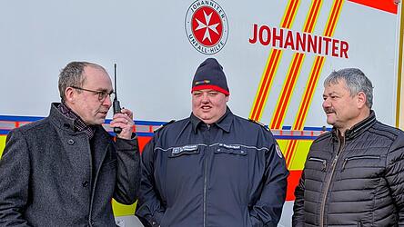 B&uuml;rgermeister Martin Hiergeist (l.) setzt nach kurzer Einweisung durch Florian Kirschner im Beisein von stv. B&uuml;rgermeister Hans Weichselgartner (r.) den ersten Funkspruch ab.