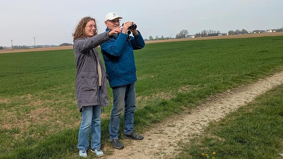 Daniela Girke und Franz Meindl gehen Meldungen nach.