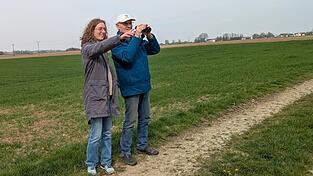 Daniela Girke und Franz Meindl gehen Meldungen nach.