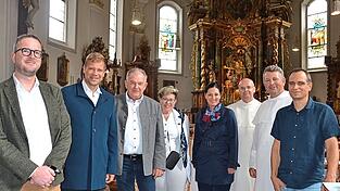 Bezirkstagspr&auml;sident Olaf Heinrich (2. v. l.) zeigte sich bei seinem Besuch in St. Salvator beeindruckt von der geleisteten Sanierungsarbeit.