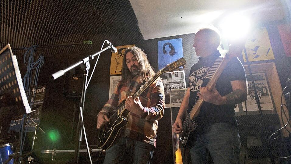 Seit Jahrzehnten macht Gerlach als Gitarrist und Sänger Musik in wechselnden Gruppen, seit acht Jahren probt er in der Alten Ziegelei. Seine aktuelle Band heißt „Dark You“. Seit Jahrzehnten macht Gerlach als Gitarrist und Sänger Musik in wechselnden Gruppen, seit acht Jahren probt er in der Alten Ziegelei. Seine aktuelle Band heißt „Dark You“.