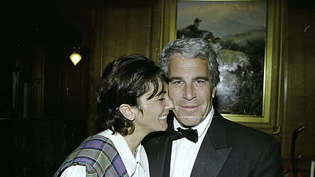 Ghislaine Maxwell und Jeffrey Epstein auf einem undatierten Foto aus den Epstein-Akten.