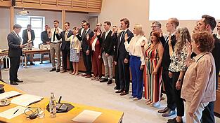 Oberb&uuml;rgermeister Thomas Haslinger (CSU) durfte am Freitag 16 neue Stadtr&auml;te vereidigen.