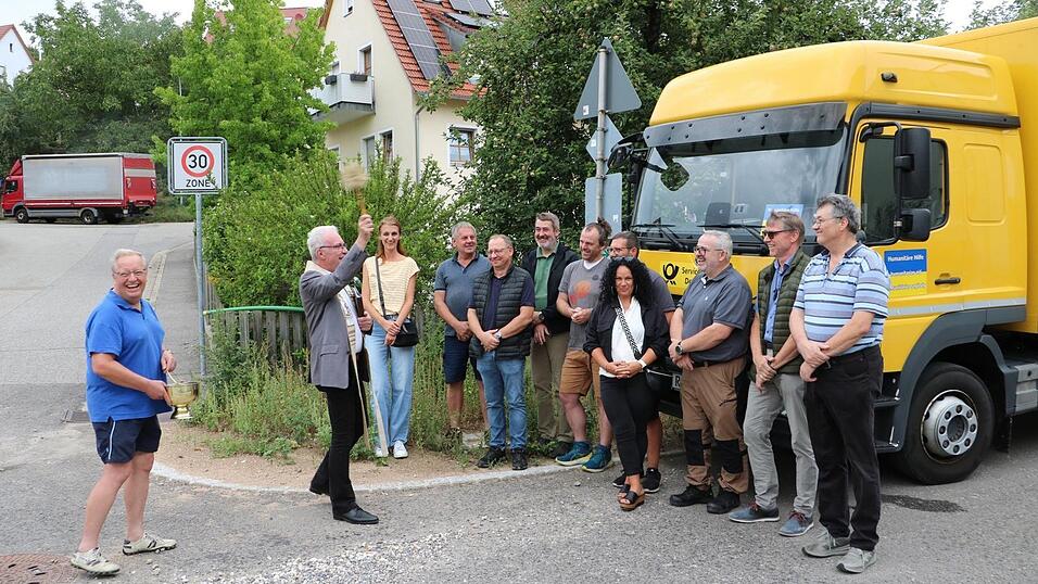 Pfarrer Johann Baier segnete Lastwagen und Helfer.