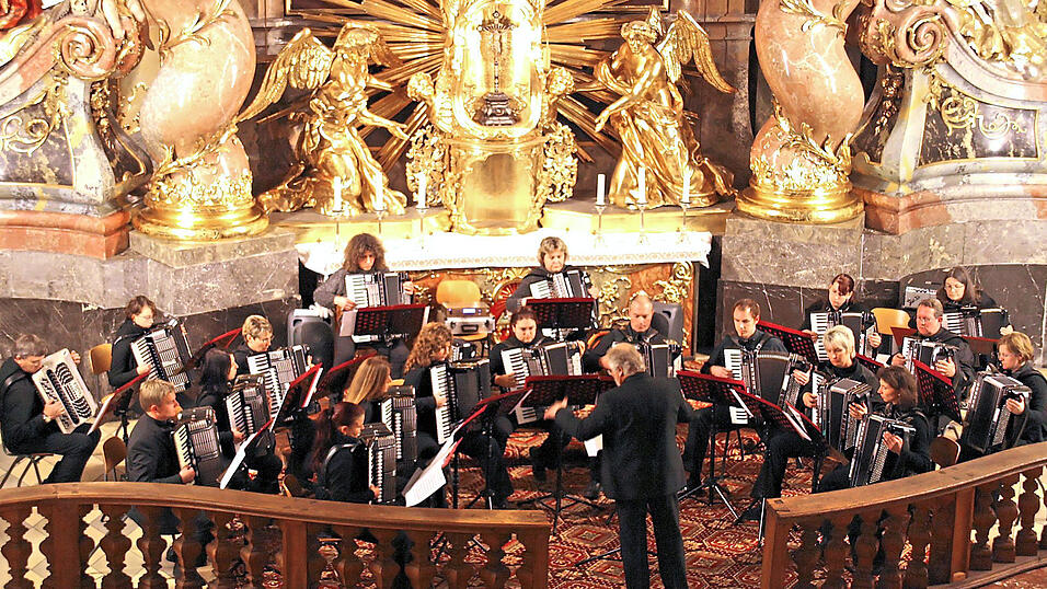 Das 1. Straubinger Akkordeonorchester lädt wieder zu seinem traditionellen Kirchenkonzert am 2. Adventssonntag, 8. Dezember, in die Ursulinenkirche ein. Das 1. Straubinger Akkordeonorchester lädt wieder zu seinem traditionellen Kirchenkonzert am 2. Adventssonntag, 8. Dezember, in die Ursulinenkirche ein.