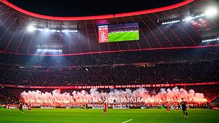 Fans auf beiden Seiten zündeten beim Spiel in der Allianz Arena Pyrotechnik. Fans auf beiden Seiten zündeten beim Spiel in der Allianz Arena Pyrotechnik.