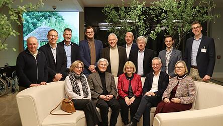 Gro&szlig;e Runde von Freunden und F&ouml;rderern und Klinik-Spitze (vorne v.l.): Revisorin Camilla Wieninger, stellvertretender Vorsitzender Privatdozent Dr. Hans Vogel, Vorsitzende Ursula Urban, OB Markus Pannermayr, Revisorin Kristina Kohse-Geisperger, (hinten v.l.): Wahlleiter Bernhard Hartl, Pflegedirektor Hubert Langmantl und sein Stellvertreter Franz Lermer, Klinik-Manager Severin Morell, Dr. Albert Solleder, Verwaltungsdirektor Bernhard Ameres, Schatzmeister Dieter Sosnowski, Schriftf&uuml;hrer Fabian Schmidbauer und Klinik-Gesch&auml;ftsf&uuml;hrer Daniel Albus.