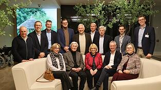 Große Runde von Freunden und Förderern und Klinik-Spitze (vorne v.l.): Revisorin Camilla Wieninger, stellvertretender Vorsitzender Privatdozent Dr. Hans Vogel, Vorsitzende Ursula Urban, OB Markus Pannermayr, Revisorin Kristina Kohse-Geisperger, (hinten v.l.): Wahlleiter Bernhard Hartl, Pflegedirektor Hubert Langmantl und sein Stellvertreter Franz Lermer, Klinik-Manager Severin Morell, Dr. Albert Solleder, Verwaltungsdirektor Bernhard Ameres, Schatzmeister Dieter Sosnowski, Schriftführer Fabian Schmidbauer und Klinik-Geschäftsführer Daniel Albus. Große Runde von Freunden und Förderern und Klinik-Spitze (vorne v.l.): Revisorin Camilla Wieninger, stellvertretender Vorsitzender Privatdozent Dr. Hans Vogel, Vorsitzende Ursula Urban, OB Markus Pannermayr, Revisorin Kristina Kohse-Geisperger, (hinten v.l.): Wahlleiter Bernhard Hartl, Pflegedirektor Hubert Langmantl und sein Stellvertreter Franz Lermer, Klinik-Manager Severin Morell, Dr. Albert Solleder, Verwaltungsdirektor Bernhard Ameres, Schatzmeister Dieter Sosnowski, Schriftführer Fabian Schmidbauer und Klinik-Geschäftsführer Daniel Albus.