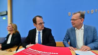 Die Linke plädierte bei einer Pressekonferenz in Berlin für einen Mietendeckel. Die Linke plädierte bei einer Pressekonferenz in Berlin für einen Mietendeckel.