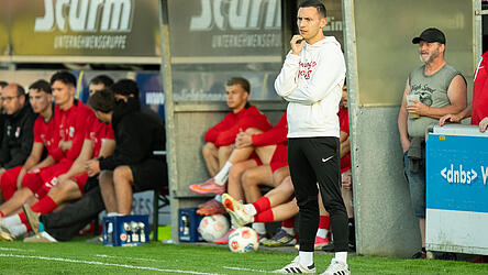 Mit den gezeigten Leistungen seiner Spieler und dem Tabellenplatz kann Hankofens Trainer Tobias Beck eigentlich zufrieden sein. Er w&uuml;rde seine Mannschaft nur gerne mal wieder gewinnen sehen.