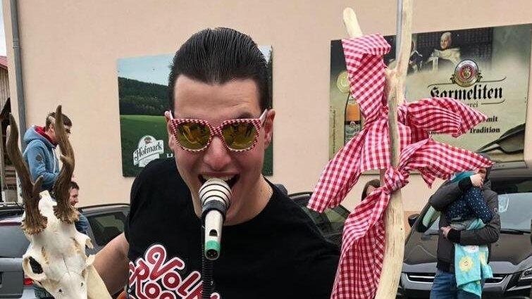 Dominik Zankl als Andreas Gabalier in Falkenfels. Dominik Zankl als Andreas Gabalier in Falkenfels.