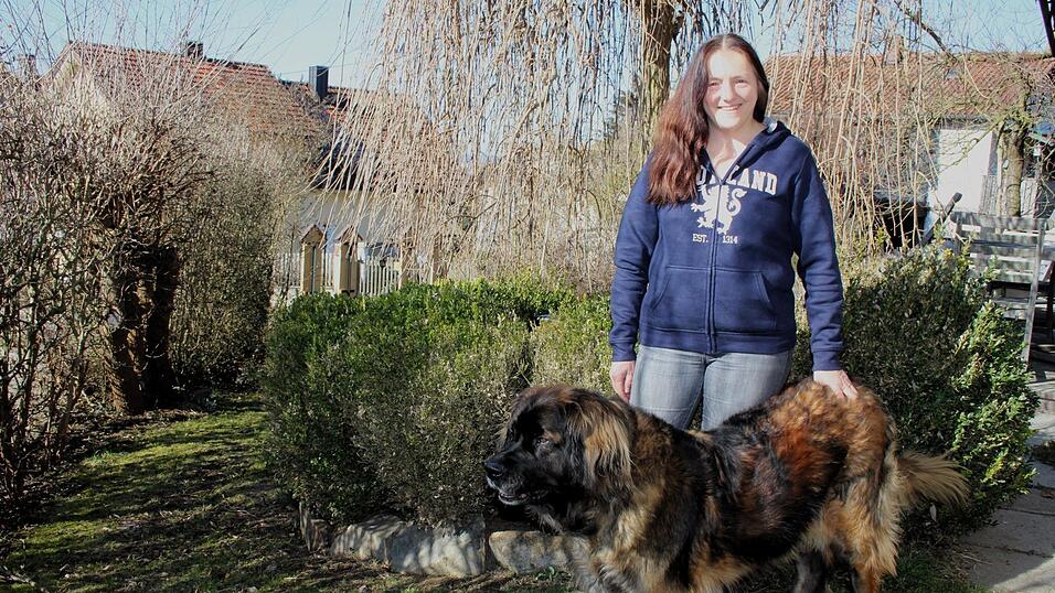 Karin Bucher hat nach ihrer Amtszeit neue Aufgaben gefunden, vor allem im Ehrenamt. Und da sind ja auch noch ihr Garten und Hundedame Amelie.