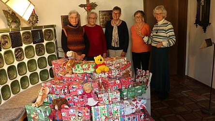 Diese liebevoll verpackten Pakete lagern derzeit im Haus von Renate Plötz und warten auf ihren Abtransport, um Familien und Kindern in Südosteuropa eine Weihnachtsfreude zu bereiten.