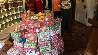 Diese liebevoll verpackten Pakete lagern derzeit im Haus von Renate Plötz und warten auf ihren Abtransport, um Familien und Kindern in Südosteuropa eine Weihnachtsfreude zu bereiten. Diese liebevoll verpackten Pakete lagern derzeit im Haus von Renate Plötz und warten auf ihren Abtransport, um Familien und Kindern in Südosteuropa eine Weihnachtsfreude zu bereiten.