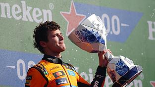 Bleibt noch länger bei McLaren: Weltmeister Lando Norris. (Archivbild) Bleibt noch länger bei McLaren: Weltmeister Lando Norris. (Archivbild)