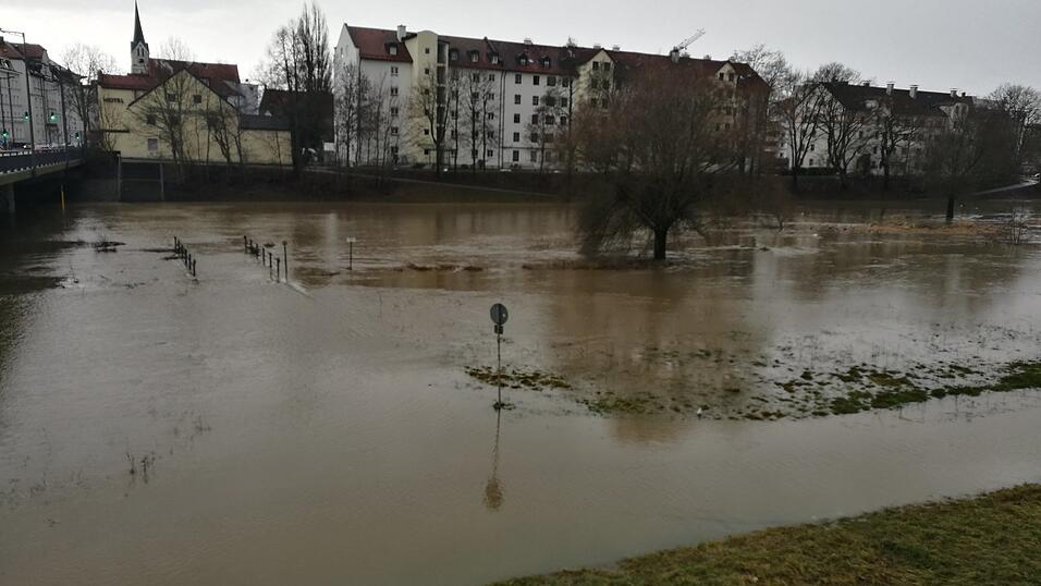 Die Flutmulde ist gesperrt, weil die Pfettrach &uuml;ber die Ufer getreten ist.