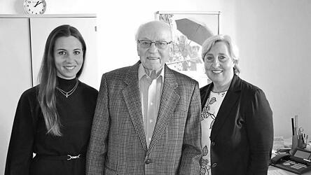 Emil Mock 2022 mit Enkelin und Tochter, die in seiner Firma gefolgt sind.