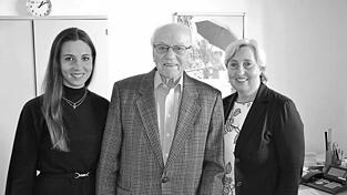 Emil Mock 2022 mit Enkelin und Tochter, die in seiner Firma gefolgt sind.