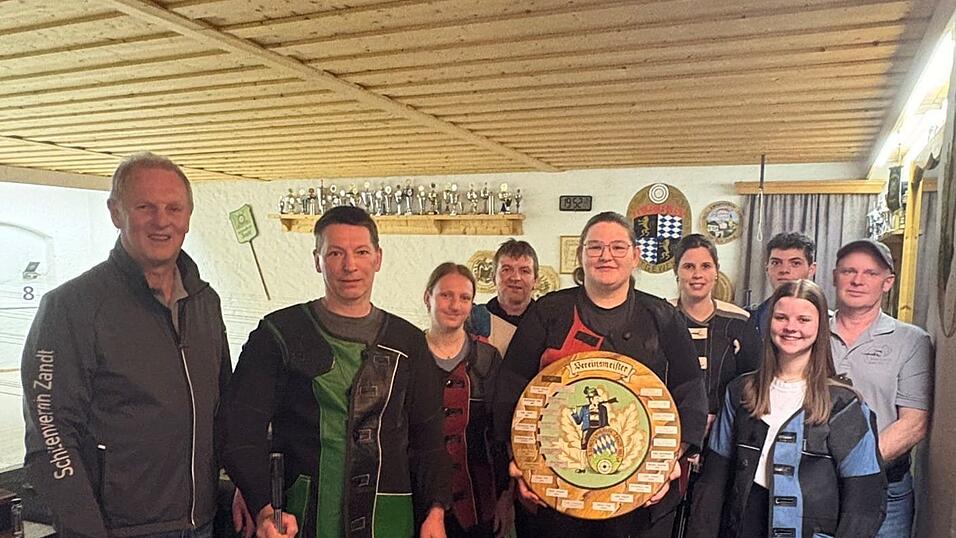 Die Finalsch&uuml;tzen mit Siegerin Emily Holzer