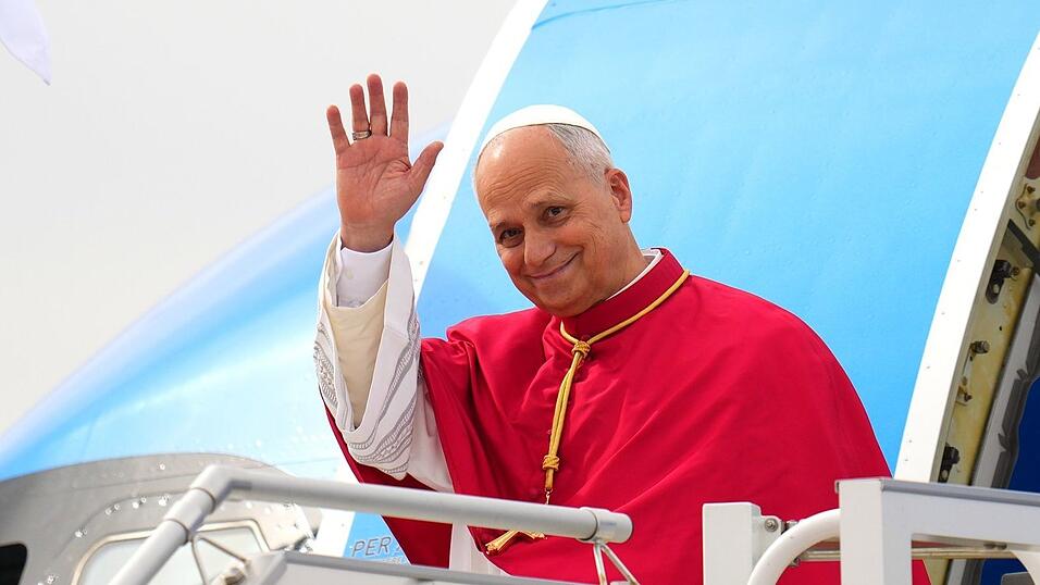 Papst Leo XIV. grüßt bei seiner Ankunft in Spanien. Papst Leo XIV. grüßt bei seiner Ankunft in Spanien.