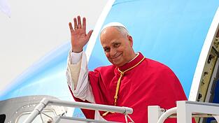 Papst Leo XIV. grüßt bei seiner Ankunft in Spanien. Papst Leo XIV. grüßt bei seiner Ankunft in Spanien.