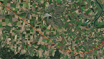 Wo die neue Leitung (rot) verlaufen wird und wo die neuen Masten (Punkte) gebaut werden, kann man im Projektviewer von Tennet sehen. Wo die neue Leitung (rot) verlaufen wird und wo die neuen Masten (Punkte) gebaut werden, kann man im Projektviewer von Tennet sehen.