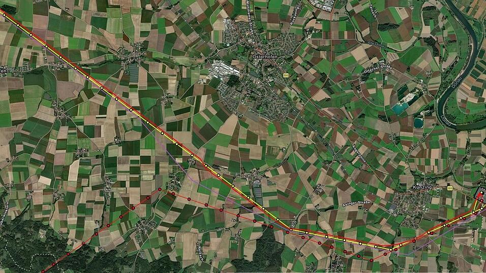 Wo die neue Leitung (rot) verlaufen wird und wo die neuen Masten (Punkte) gebaut werden, kann man im Projektviewer von Tennet sehen. Wo die neue Leitung (rot) verlaufen wird und wo die neuen Masten (Punkte) gebaut werden, kann man im Projektviewer von Tennet sehen.