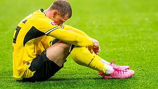 BVB-Profi Julian Ryerson saß nach dem nächsten Rückschlag enttäuscht auf dem Rasen. BVB-Profi Julian Ryerson saß nach dem nächsten Rückschlag enttäuscht auf dem Rasen.