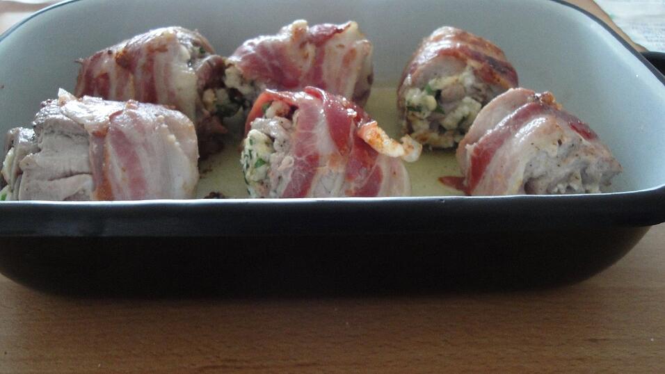 Die Röllchen in eine Bratreine legen und noch circa 10 Minuten bei 180 Grad im Ofen nachgaren.