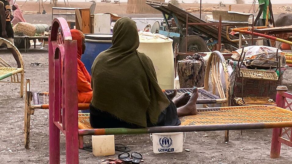 Geflüchtete Frauen aus dem  dem Sudan mit ihrer Habe. Der Machtkampf im Sudan, der seit Mitte April 2023 andauert, hat die nach UN-Angaben weltweit größte Flüchtlingskrise mit mehr als zwölf Millionen Geflüchteten ausgelöst. Geflüchtete Frauen aus dem  dem Sudan mit ihrer Habe. Der Machtkampf im Sudan, der seit Mitte April 2023 andauert, hat die nach UN-Angaben weltweit größte Flüchtlingskrise mit mehr als zwölf Millionen Geflüchteten ausgelöst.