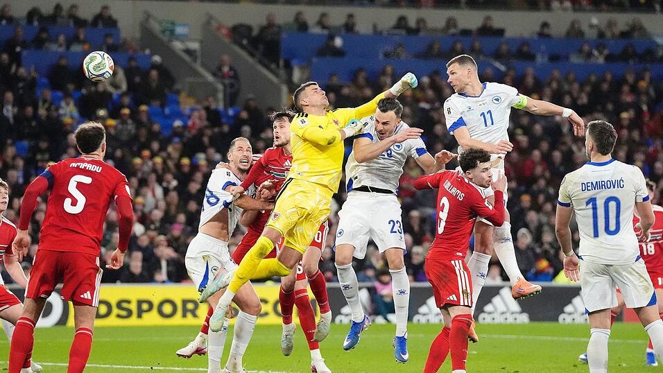 Edin Dzeko (r. oben) glich im Playoff-Halbfinale f&uuml;r Bosnien-Herzegowina aus. (Archivbild)