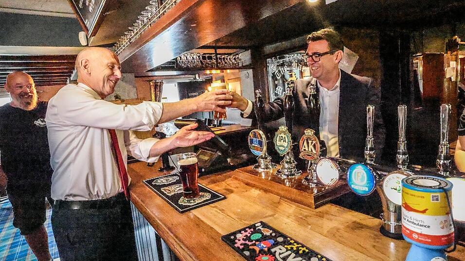 Andy Burnham besuchte in seiner ersten Woche einen Pub. Andy Burnham besuchte in seiner ersten Woche einen Pub.