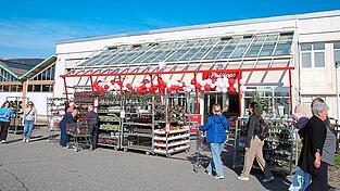 Sehr gut besucht war der Markt zur Er&ouml;ffnung am Montag. Verf&uuml;gbare Parkpl&auml;tze waren besonders am Nachmittag Mangelware.