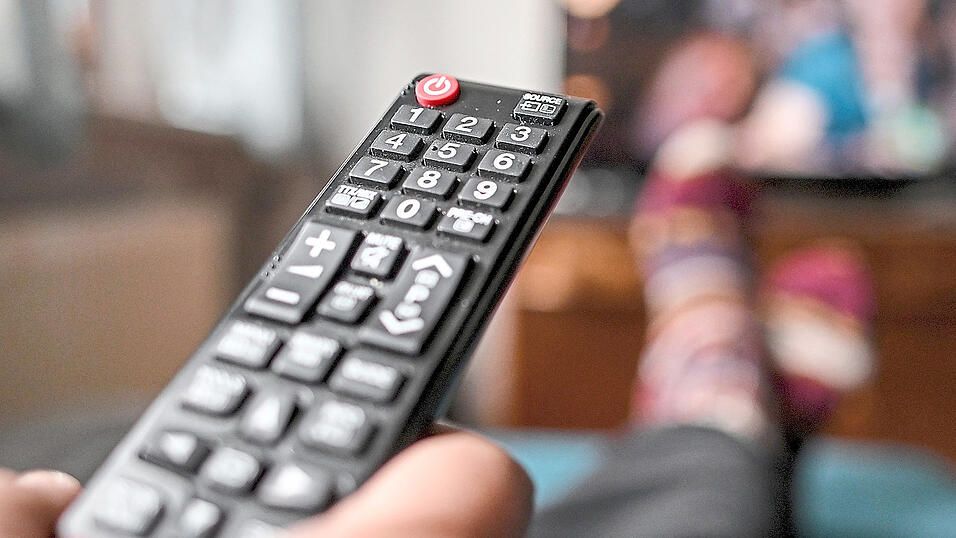 Bisher mussten viele Mieter den Kabelanschluss für den Fernseher zahlen, wenn ihr Vermieter einen Vertrag abgeschlossen hatte. Doch in Zeiten, in denen Netflix und co Alternativen zum linearen Fernsehen bieten, nutzen längst nicht mehr alle die klassischen Sender. Bisher mussten viele Mieter den Kabelanschluss für den Fernseher zahlen, wenn ihr Vermieter einen Vertrag abgeschlossen hatte. Doch in Zeiten, in denen Netflix und co Alternativen zum linearen Fernsehen bieten, nutzen längst nicht mehr alle die klassischen Sender.