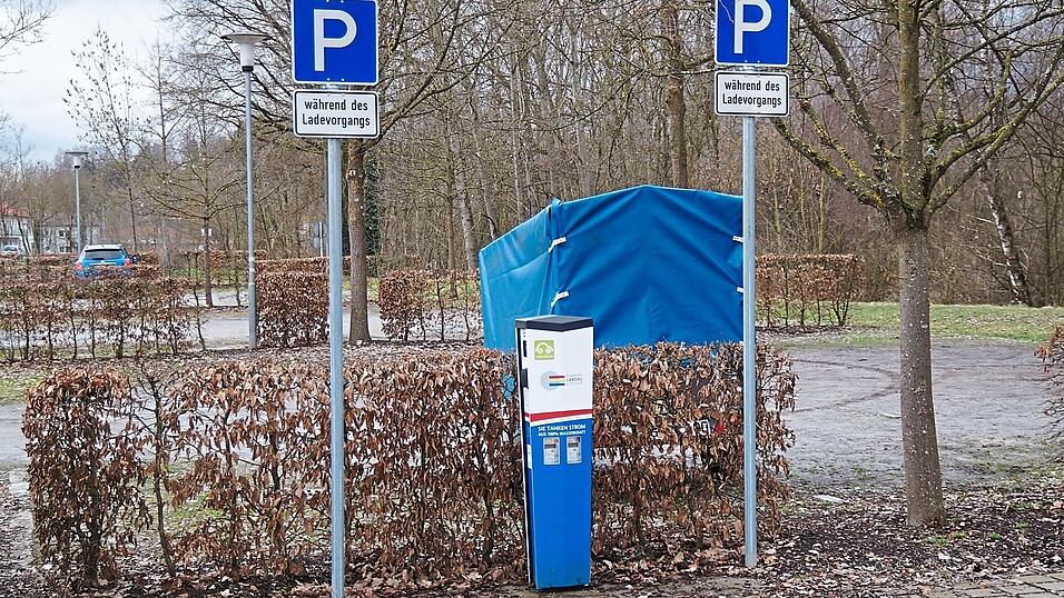 Eine Ladesäule mit zwei '11 kW/Typ 2'-Anschlüssen steht auf dem Pendlerparkplatz an der Alten Umgehungsstraße. Eine Ladesäule mit zwei '11 kW/Typ 2'-Anschlüssen steht auf dem Pendlerparkplatz an der Alten Umgehungsstraße.